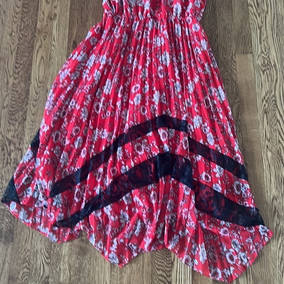 Nanette Lenore Woman’s Red Floral Printed Dress Size 6 - Picture 3 of 7